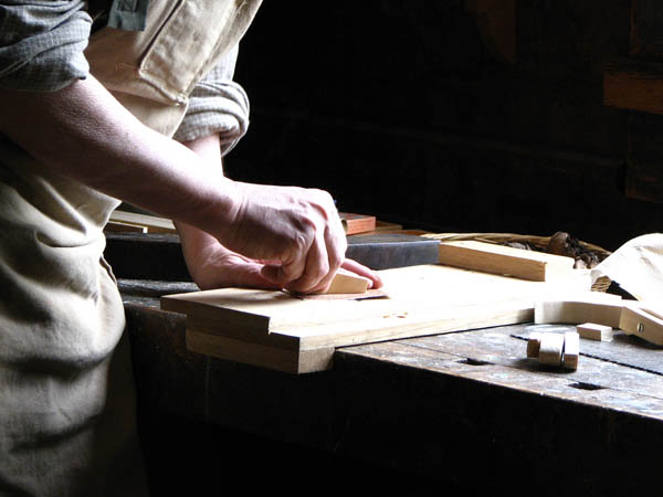 Ofrecemos un servicio de <strong>carpintería  de madera y ebanistería en Lluçà</strong> adaptado a las necesidades del <strong>cliente</strong>.